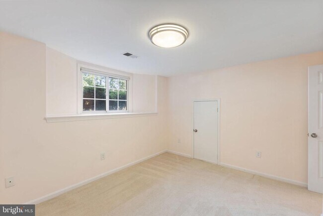 Building Photo - 6860 Williamsburg Pond Ct