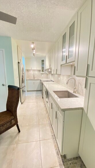 Kitchen, 2nd chef skink - 501 Hahaione St