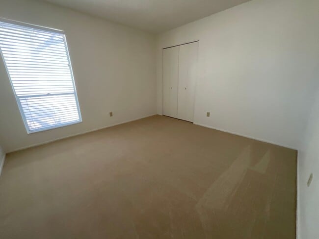 Building Photo - Great Northwest location Magee & La Canada