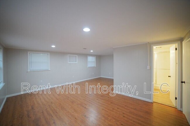 Building Photo - 2032 Warwick St