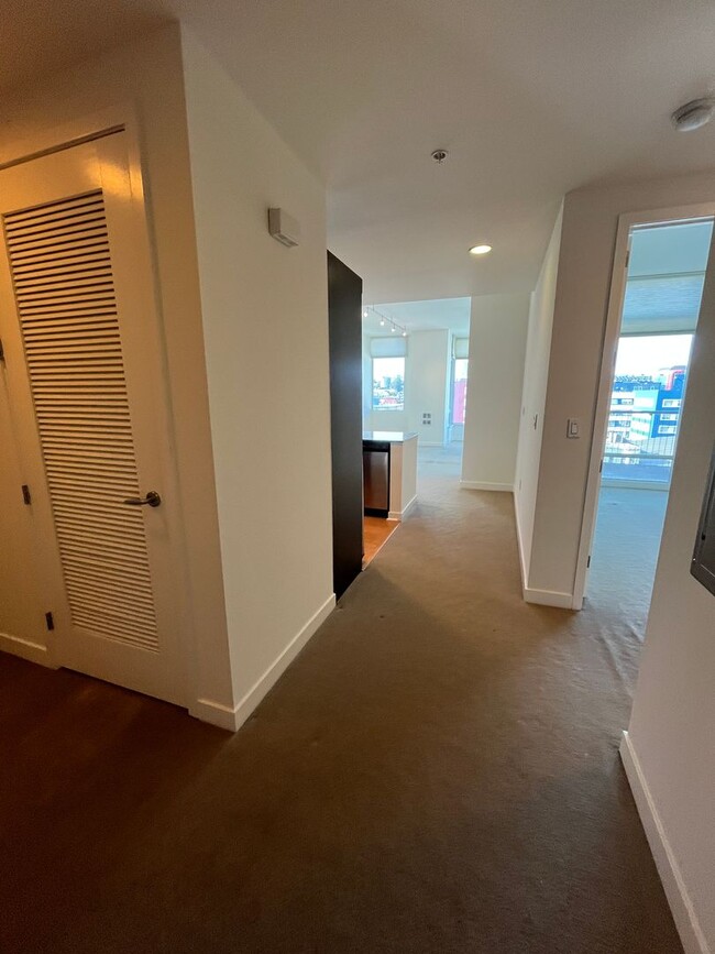 Building Photo - Beautiful top floor 1BD/1BA unit in the Hayes