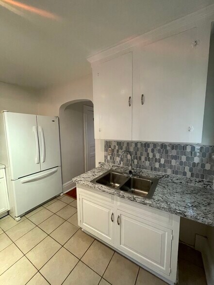 upgraded kitchen - 942 Russell St