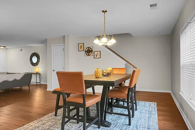 Building Photo - 124 Larkspur Dr