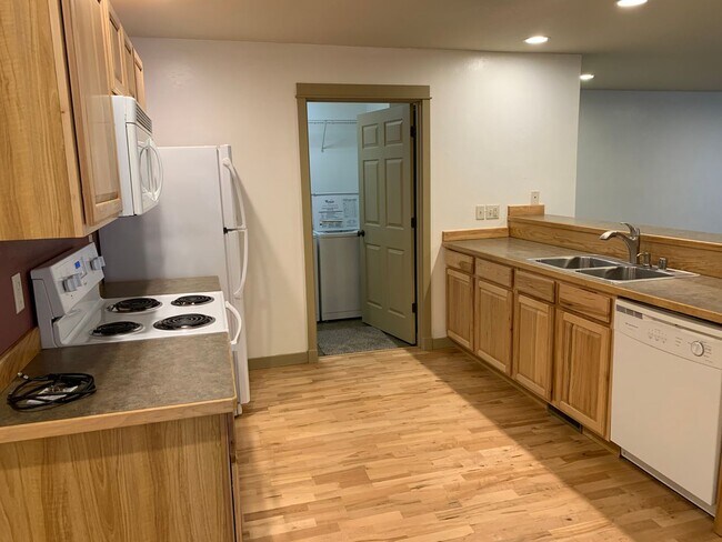 Building Photo - Beautifully Maintained Townhome