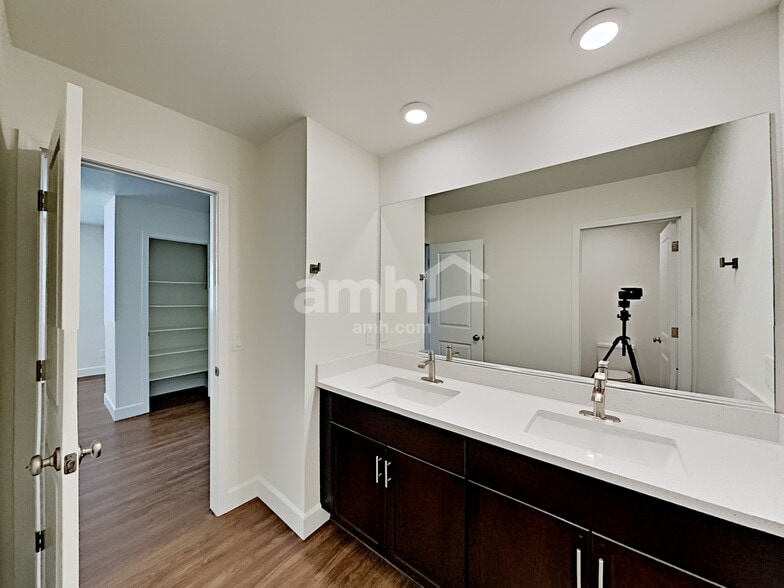 Building Photo - 1910 Macchia Ave