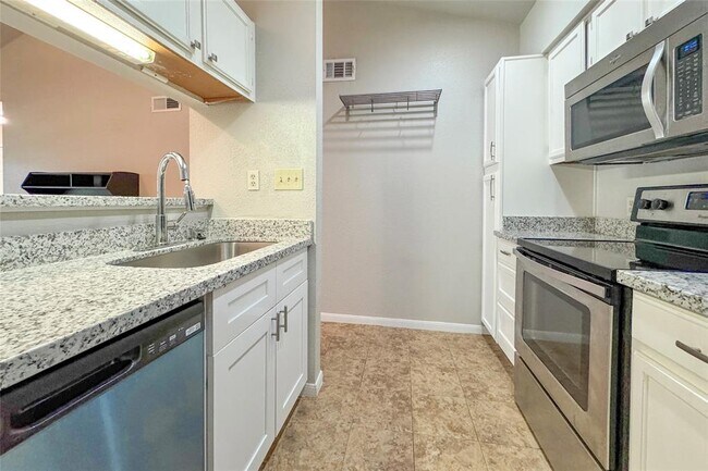 Building Photo - 2121 El Paseo St