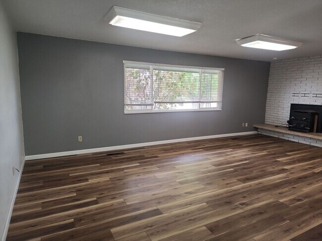 Building Photo - 3210 N Bulldog Rd