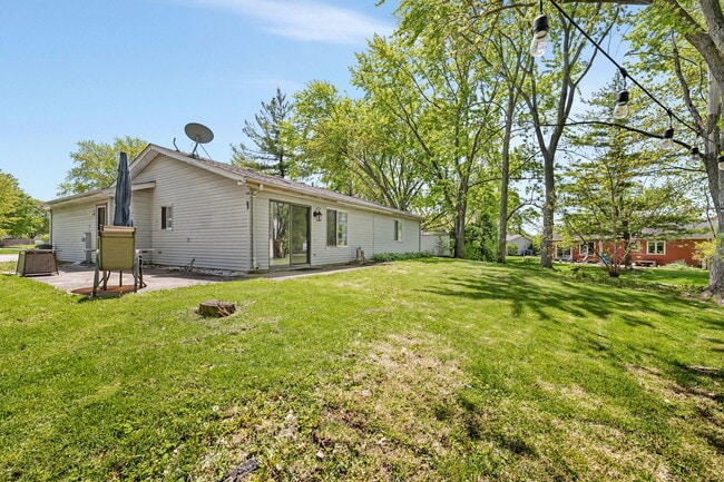Building Photo - 24W500 Seabrook Ct