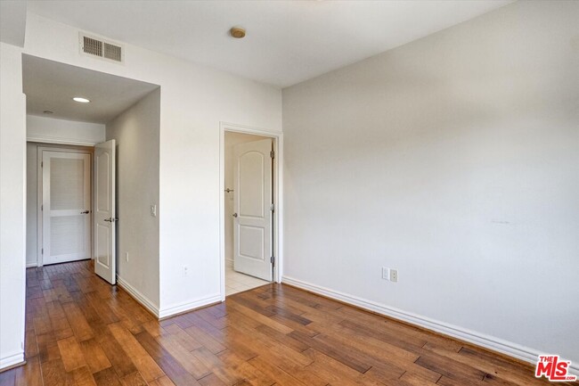Building Photo - 1410 N Curson Ave