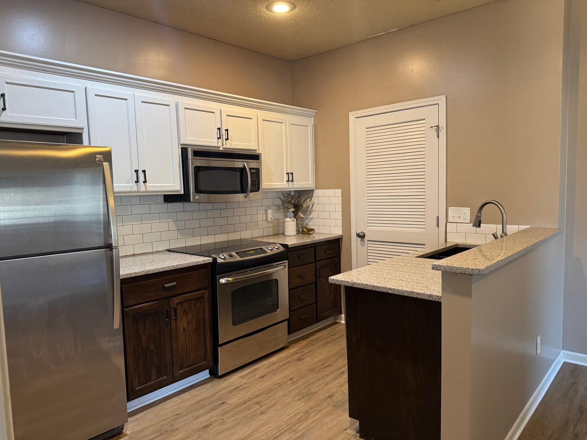 Building Photo - 15953 S Crestview Dr