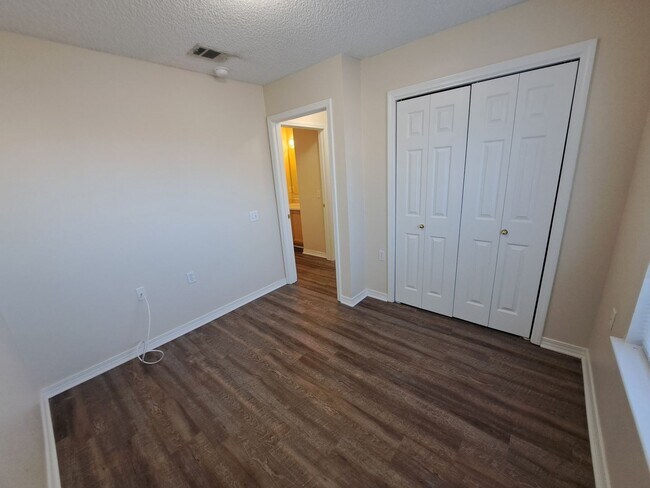 Building Photo - Cute 2BR/1BA in NE Pensacola