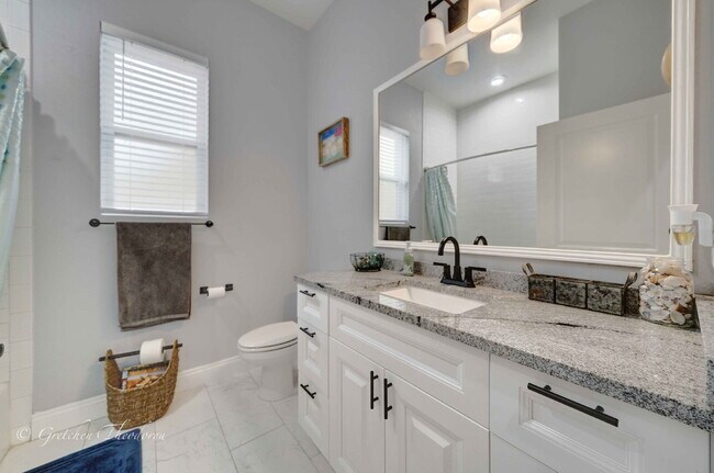Building Photo - "Charming 3-Bedroom Oasis with 2 Baths and...