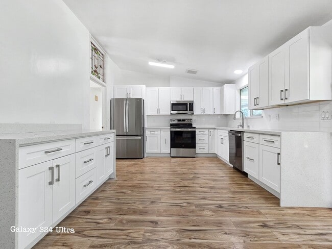 Building Photo - New Kitchen!! Beautiful family home w/extr...
