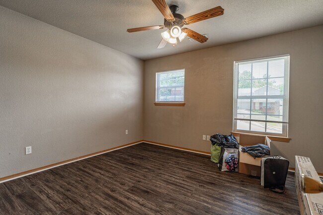 Building Photo - 4 Bedroom 2.5 Bath Townhome near UofA!  Available in August!!
