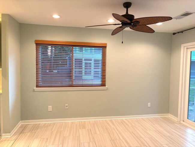 Building Photo - TOWNHOME IN MT PLEASANT - AVAILABLE August 1, 2026!