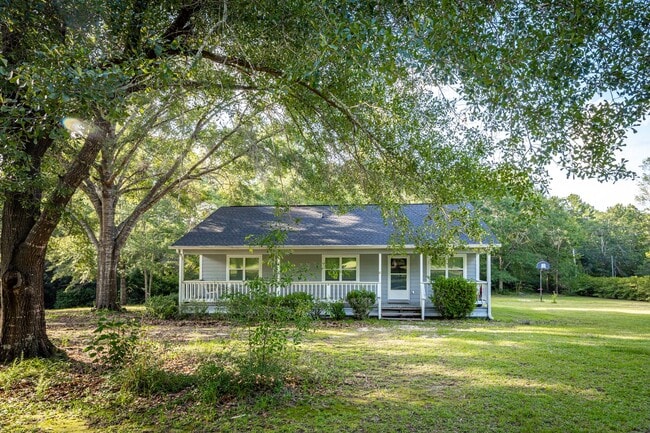 Building Photo - Peaceful Country Living on 2.4 Acres in Saucier