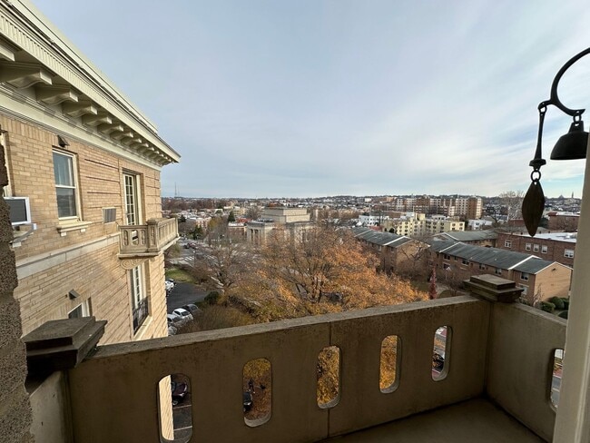 Building Photo - Mount Pleasant Studio Apartment W/Private ...