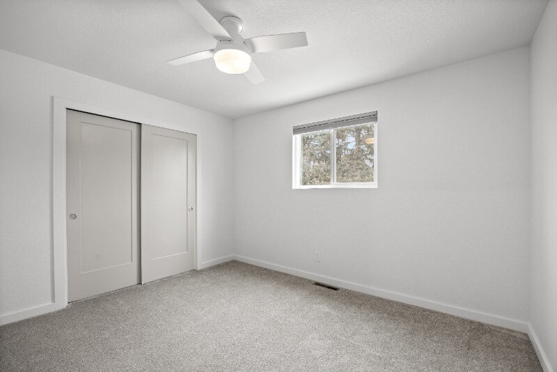 Building Photo - 2967 Lakeshore Dr