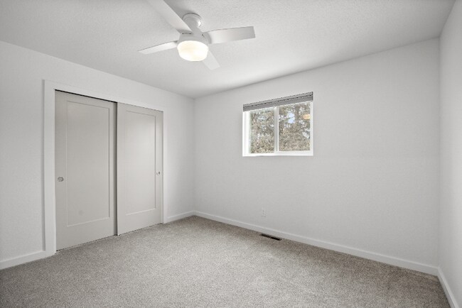 Building Photo - 2967 Lakeshore Dr