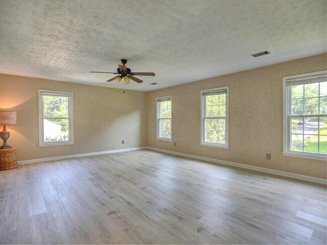 Building Photo - 4512 Woodlawn Lake Dr