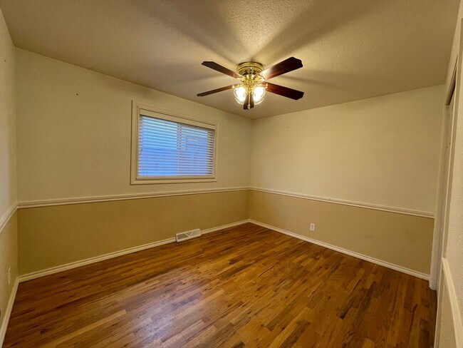 Building Photo - $0 DEPOSIT OPTION! TIMELESS VINTAGE CHARM: 2-BED, 1-BATH UNIT IN A CHARMING TRIPLEX