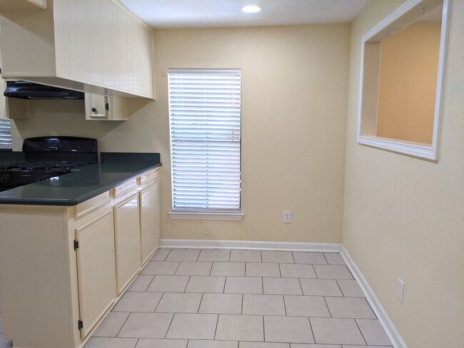 Building Photo - 2 Bed 1 Bath home only minutes away from d...