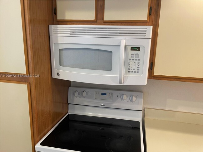 Building Photo - 3330 Pinewalk Dr N