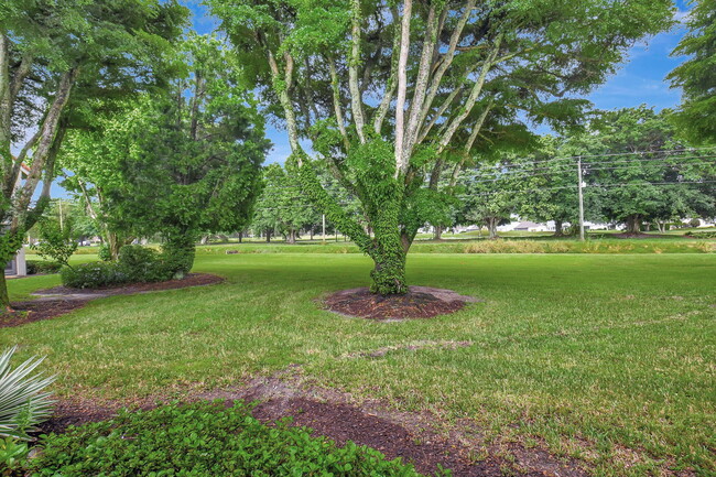 Building Photo - 5547 Fairway Park Dr