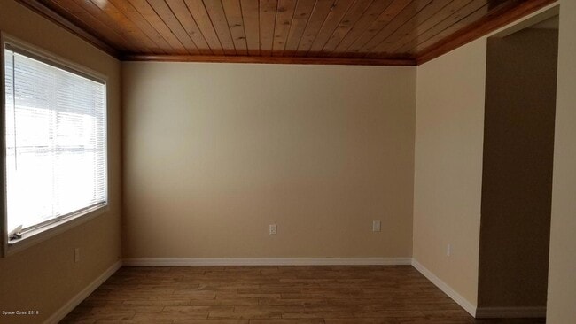 Building Photo - 6417 Ridgewood Ave