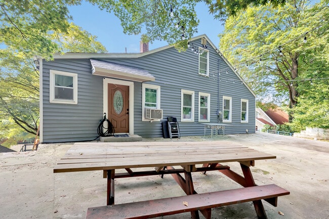 Primary Photo - 18 Vose St