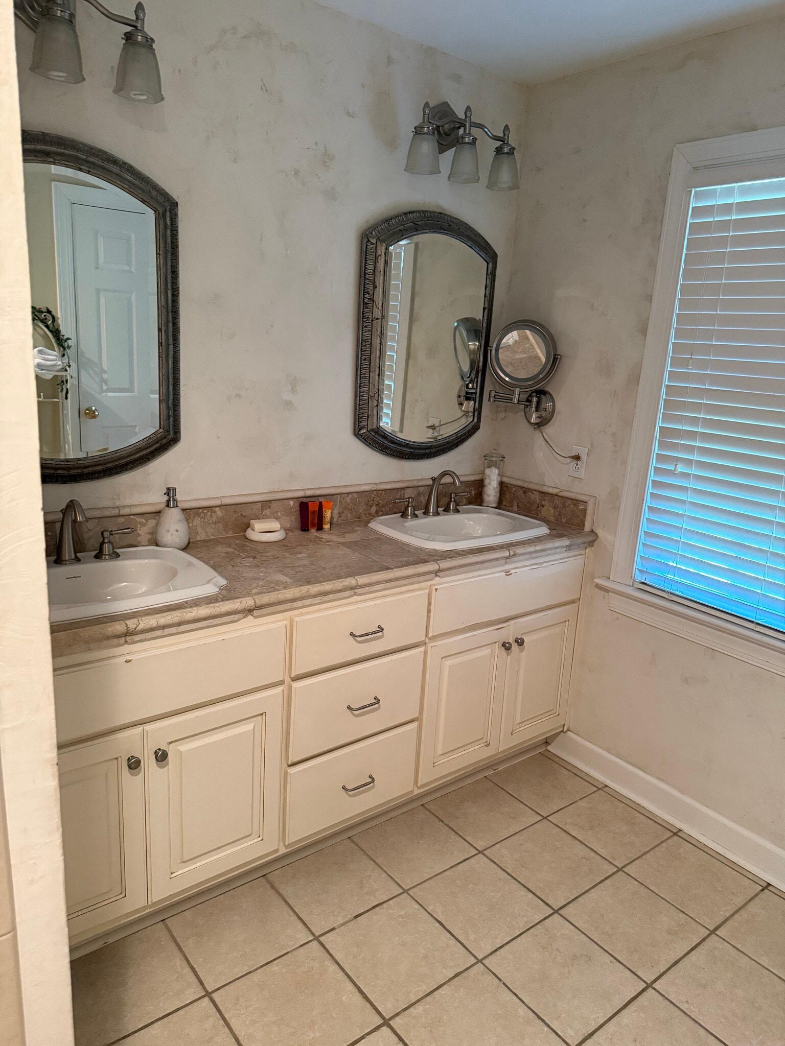 Building Photo - 802 Jamestown Rd