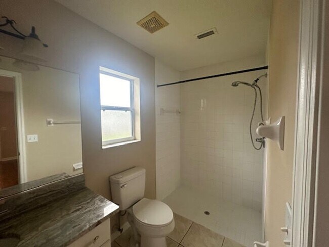 Building Photo - Pool Home on canal for rent !