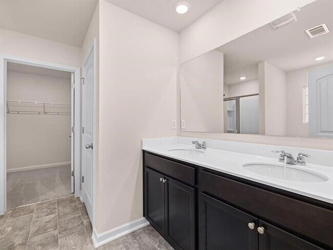 Building Photo - 167 Fernbrook Trl