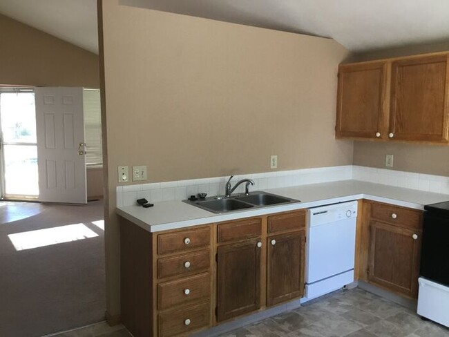 Building Photo - Tri-level Home with 4 bedrooms in Loveland!