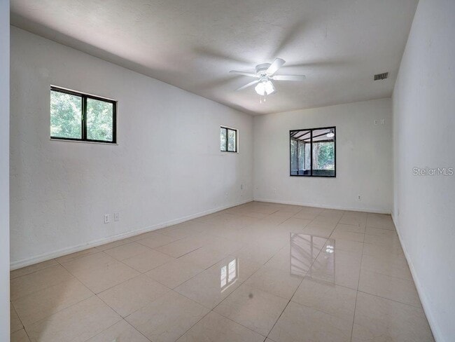 Building Photo - 5 N Lakeview Dr