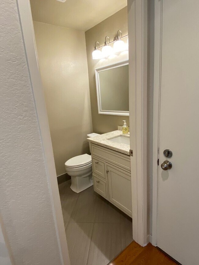 Building Photo - $4900-  Mountain View Townhouse-2 bedroom 2.5 bath.