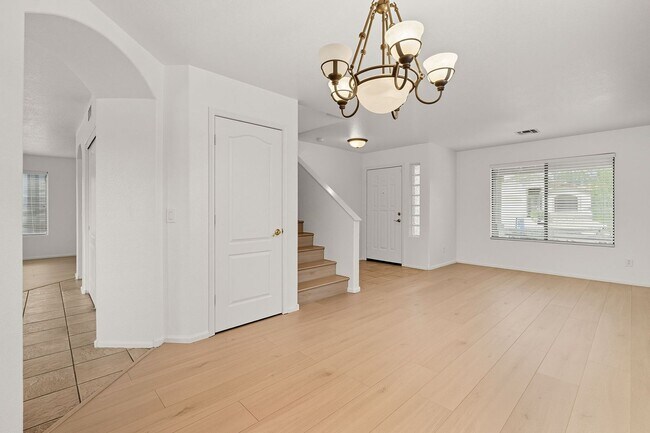 Building Photo - Solar Home with Nice Floorplan in a Great Location! Norterra Dynamite Ranch