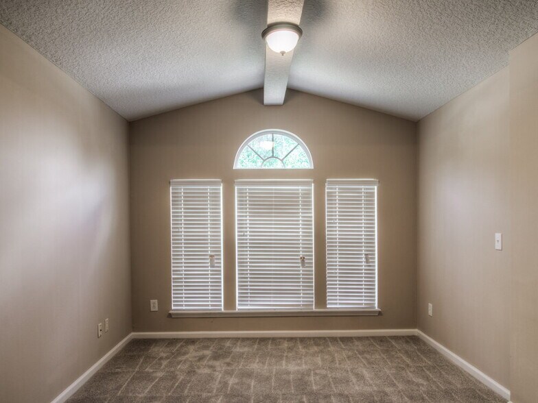 Building Photo - 13904 Fish Eagle Dr E