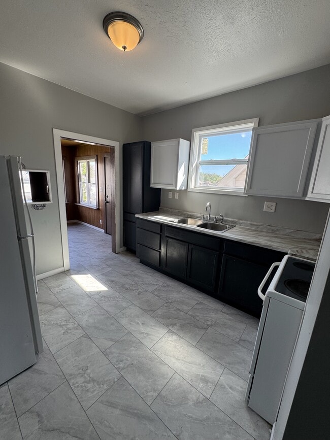 Building Photo - 63 W Hallam Ave