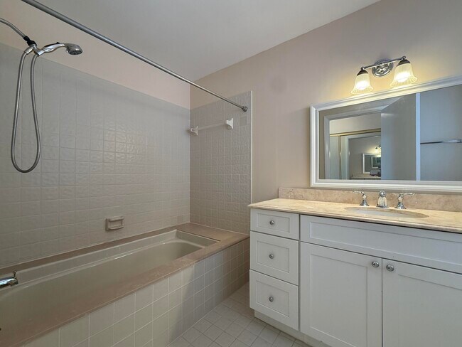 Building Photo - 717 Windermere Way
