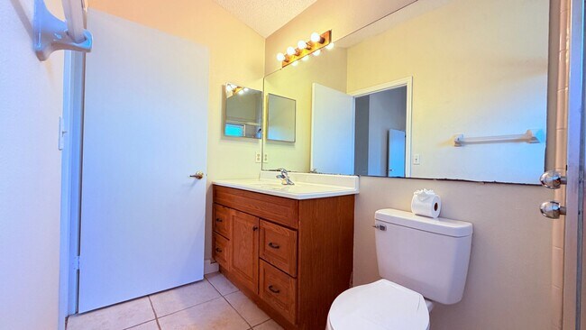 Building Photo - Bright 3/2 Home Near UCF with Vaulted Ceilings & Spacious Backyard!