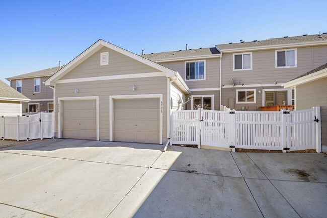 Building Photo - Beautiful 3 bedroom Townhome in Green Vall...