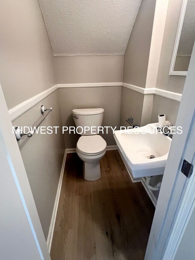 Building Photo - Stunning 2 Story townhome w/ outdoor Maintenance provided