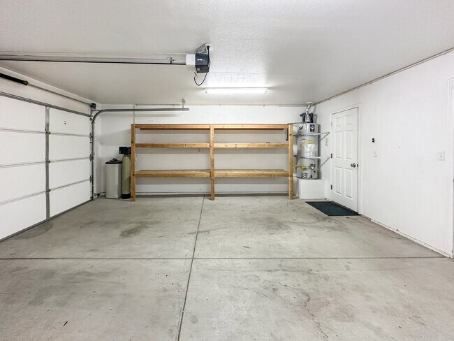 Building Photo - 1240 W Mariposa Ave