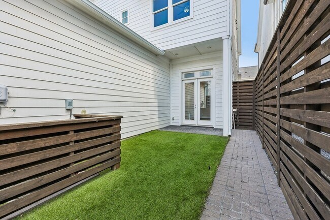 Building Photo - 708 Wooster Ln