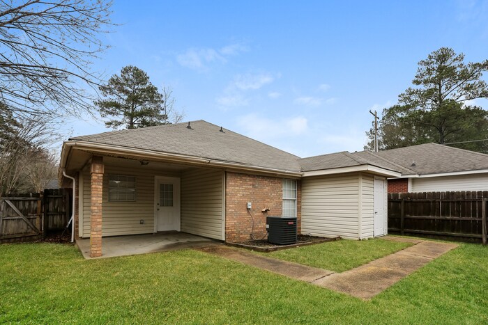 Building Photo - 1012 Red Oak Dr