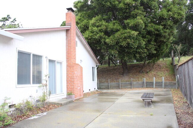 Building Photo - 2152 Blue Jay Cir., Pinole, CA 94564