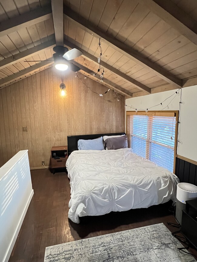 Bedroom - 214 E Cleburn St