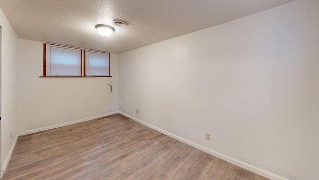 Building Photo - 710 E Ave F