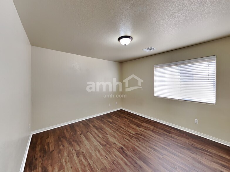 Building Photo - 7269 Vinca Rd